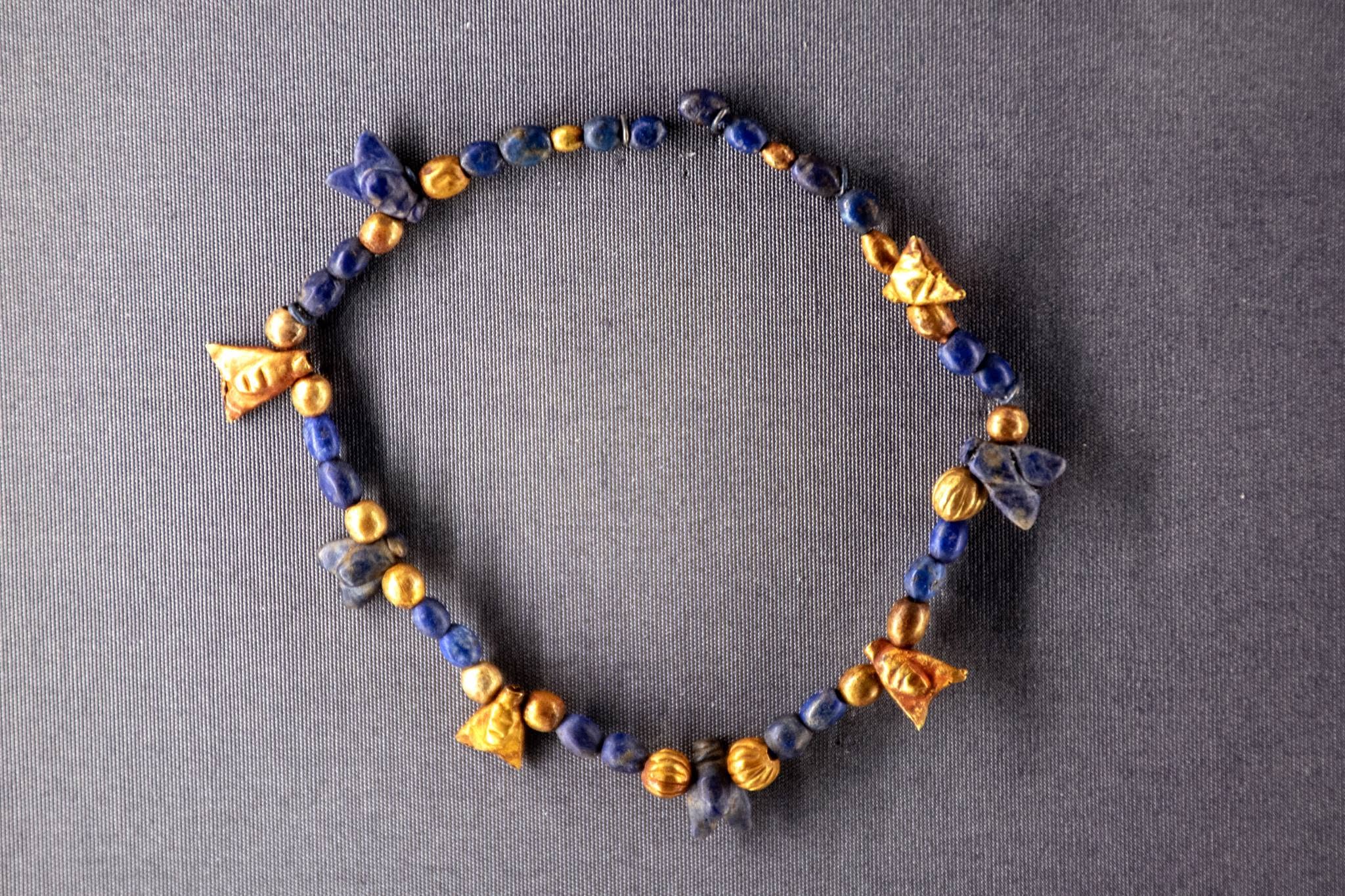 Bead necklace with 8 fly-shaped beads of gold or lapis lazuli from the Royal Cemetery of Ur